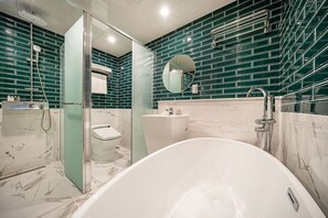 Deluxe-dobbeltværelse | Badeværelse | Separat badekar og bruser, designertoiletartikler, hårtørrer, badekåber