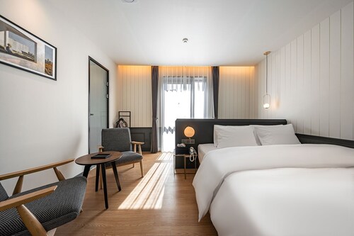 Brown-dot Hotel Signature