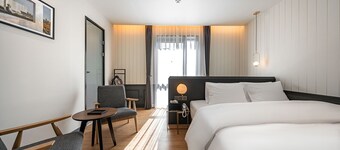 Brown-dot Hotel Signature