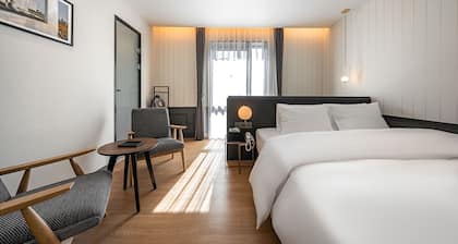 Brown-dot Hotel Signature