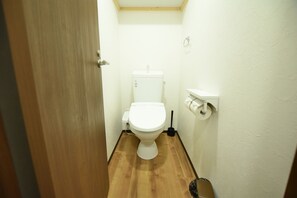Maison (Private Vacation Home) | Salle de bain | Douche, séchoir à cheveux, pantoufles