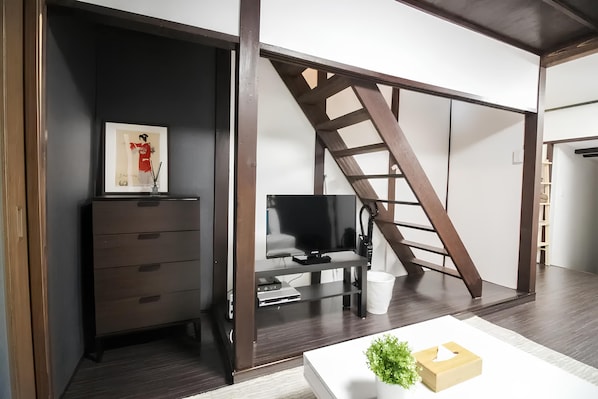Private Vacation Home | Living room | Flat-screen TV