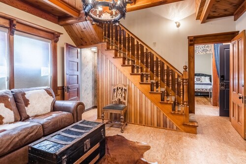 Charming Luxurious Downtown Victorian Home 2 bedrooms Living areas  2500 sq ft.<br>