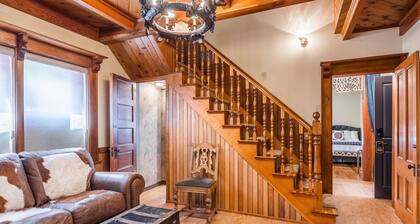 Charming Luxurious Downtown Victorian Home 2 bedrooms Living areas 2500 sq ft.<br>