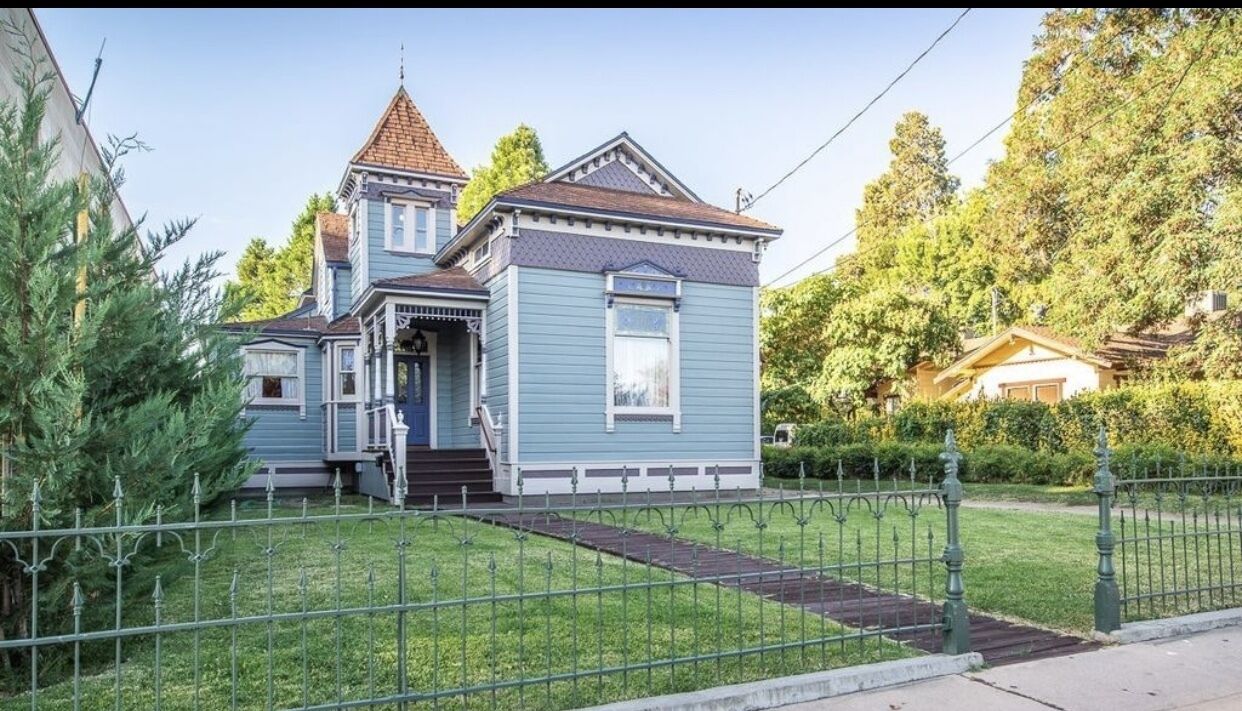 Charming Luxurious Downtown Victorian Home 2 bedrooms Living areas  2500 sq ft.<br>