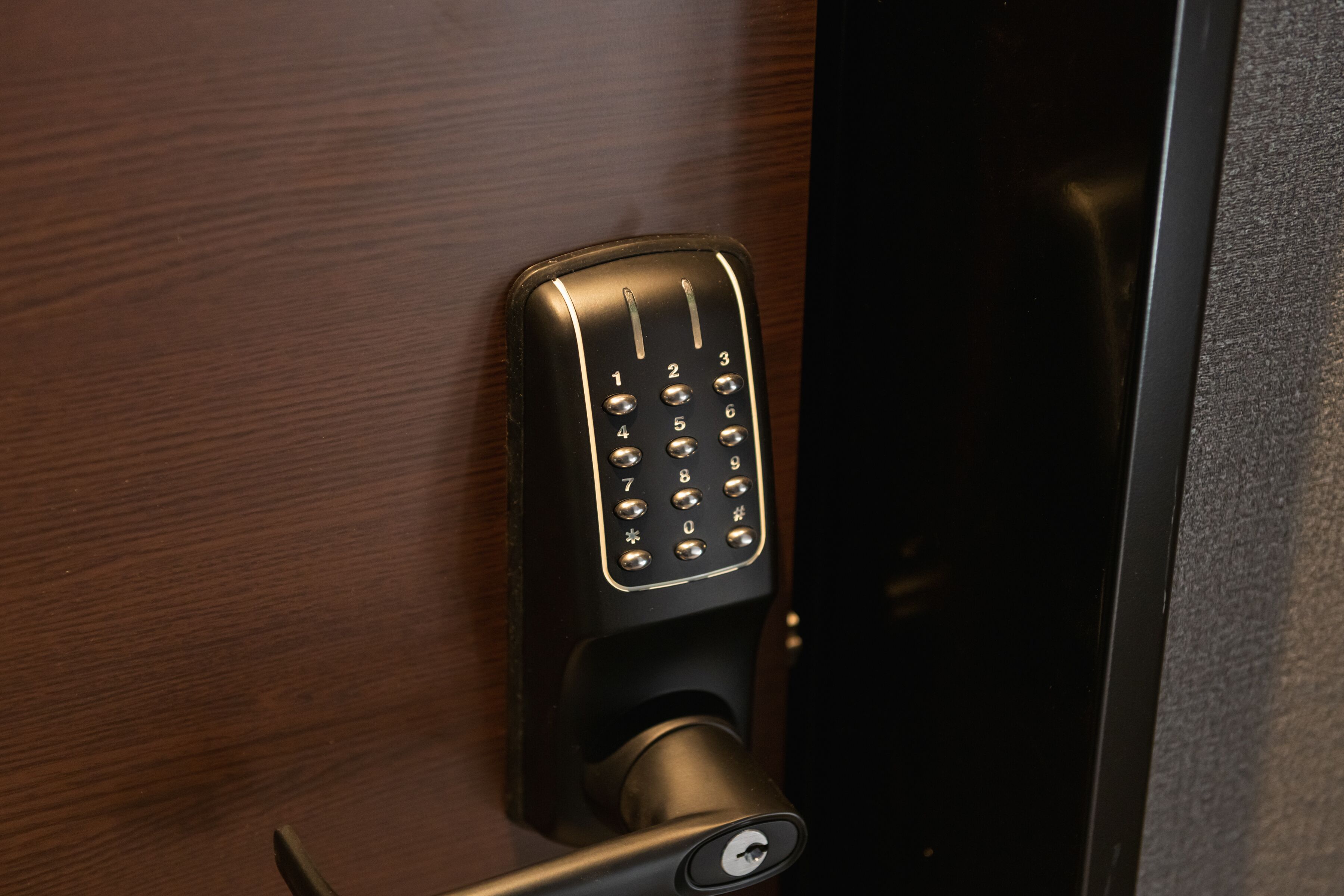 Una puerta con cerradura electrónica.
