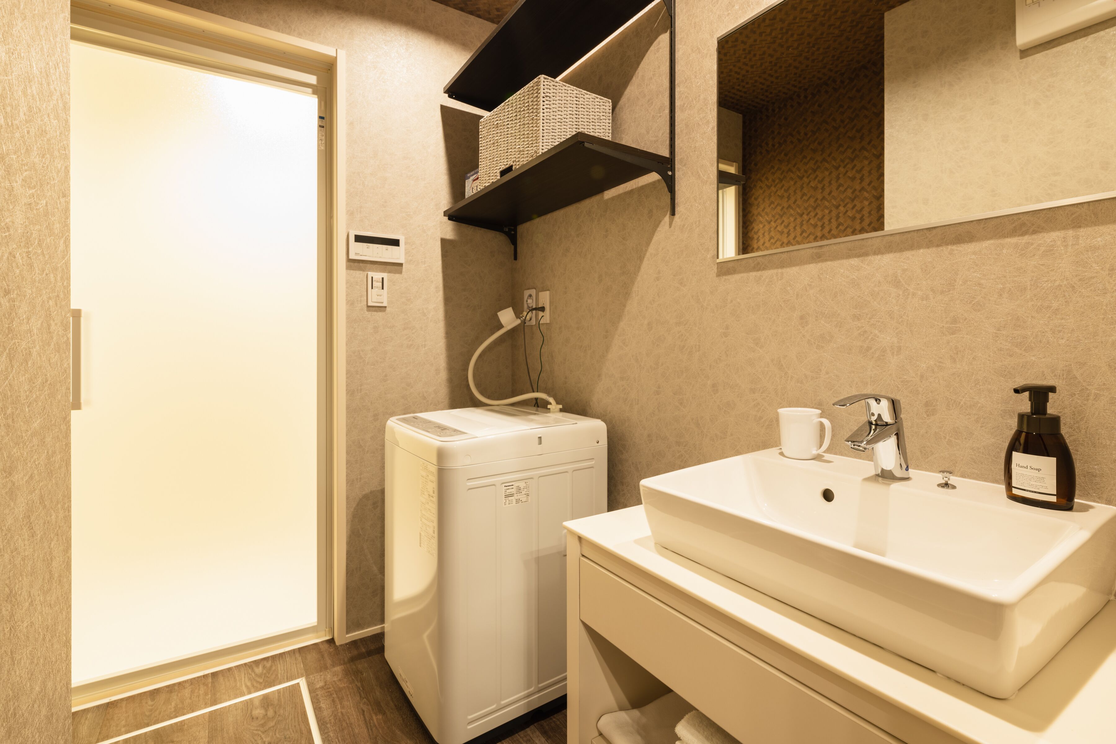 Hårtork, tofflor, elektronisk bidé och handdukar