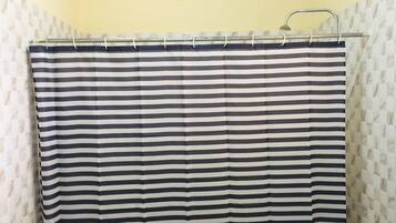 Ensemble douche/baignoire, serviettes fournies