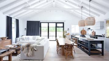 Smart TV, chimenea, videojuegos, libros