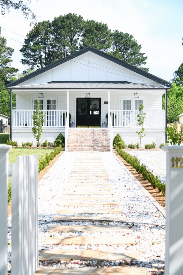 Exterior - Luxury Hamptons Home (Leura)