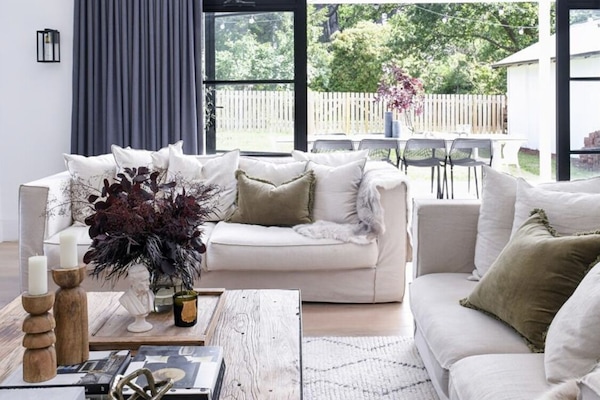 Smart-tv, een open haard, videospelletjes en boeken