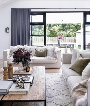 Smart-TV, Kamin, Videospiele, BĂŒcher