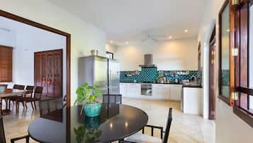 Villa Luxe | Cuisine privée | Grand réfrigérateur, micro-ondes, four, plaque de cuisson