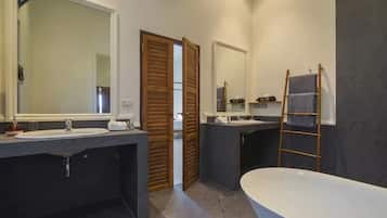 Villa Luxe | Salle de bain | Baignoire et douche séparées, douche à « effet pluie »