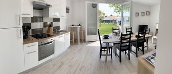 Walking distance to the beach 100 meters 5-person villa