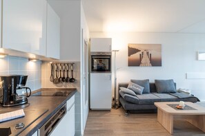 Kühlschrank, Ofen, Geschirrspüler, Wasserkocher mit Kaffee-/Teezubehör