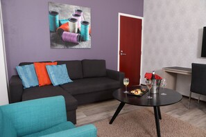 Suíte estúdio júnior | Escrivaninha, espaço de trabalho para notebook, cortinas blackout