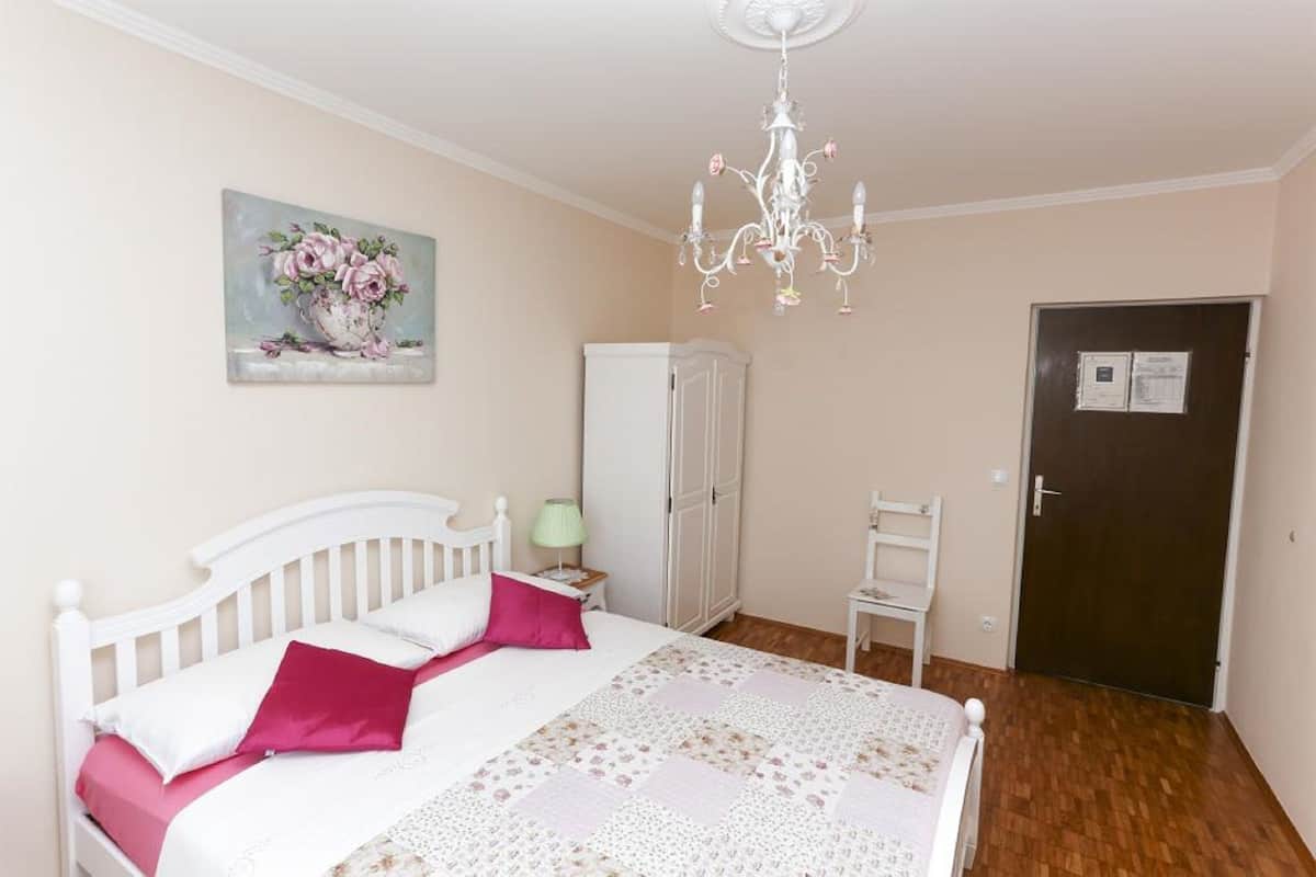 2 bedrooms, cots/infant beds, free WiFi