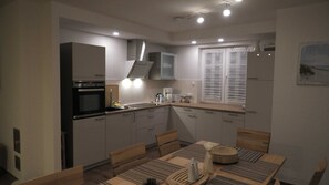 Kühlschrank, Ofen, Geschirrspüler, Hochstuhl