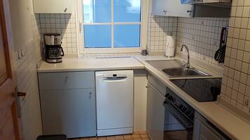 Geladeira, micro-ondas, fogão, lava-louças