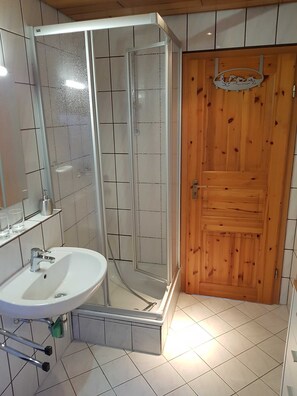 Shower, hair dryer, towels, soap - Vacation apartment Zum Alten Römer (Edertal)