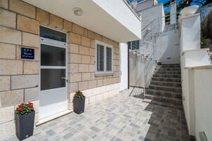 アパートメント (One-Bedroom Apartment) | 外観