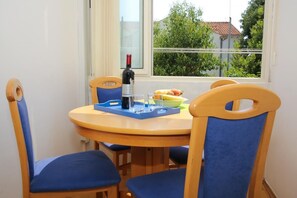 Apartment (One Bedroom Apartment - Andrije Hebra) | Essbereich im Zimmer