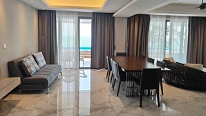 Ein modernes Wohnzimmer mit einer Couch, einem Esstisch und Stühlen.