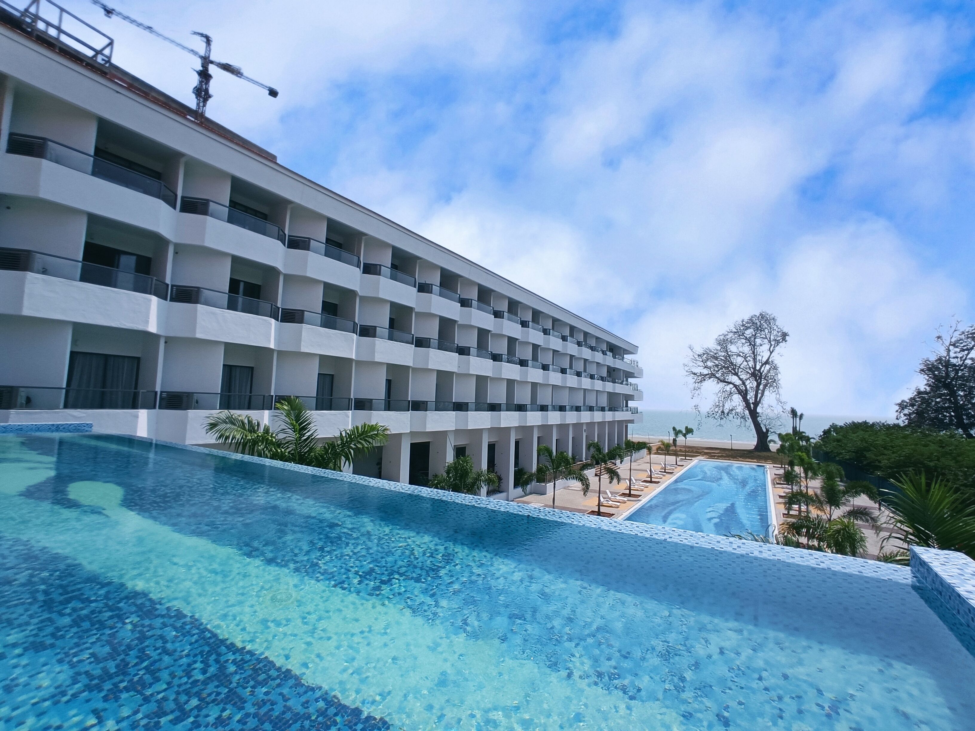 สระว่ายน้ำกลางแจ้ง