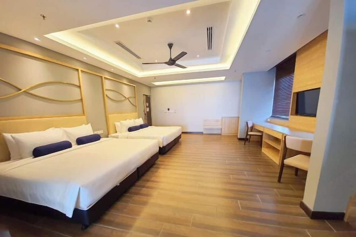 Minibar, free WiFi, bed sheets