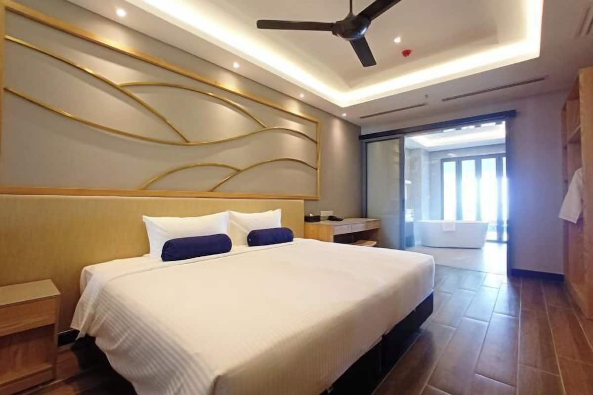 Minibar, free WiFi, bed sheets