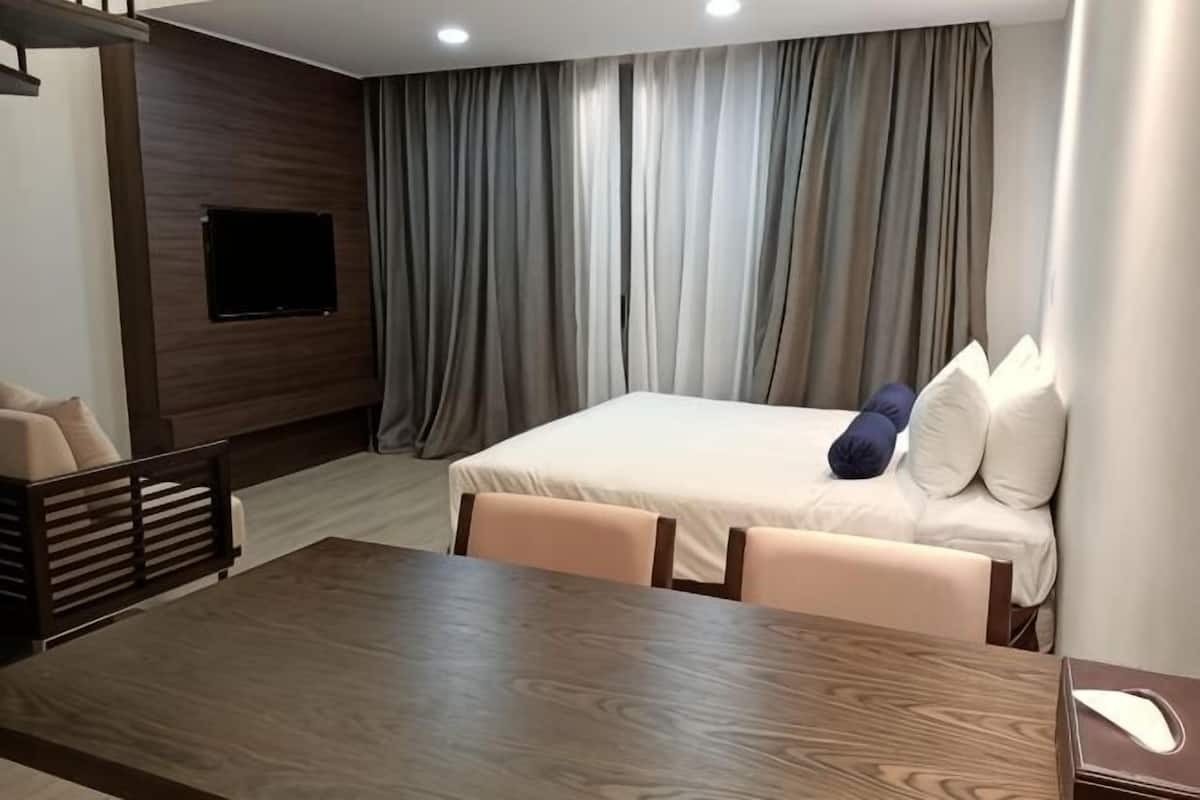 Minibar, free WiFi, bed sheets