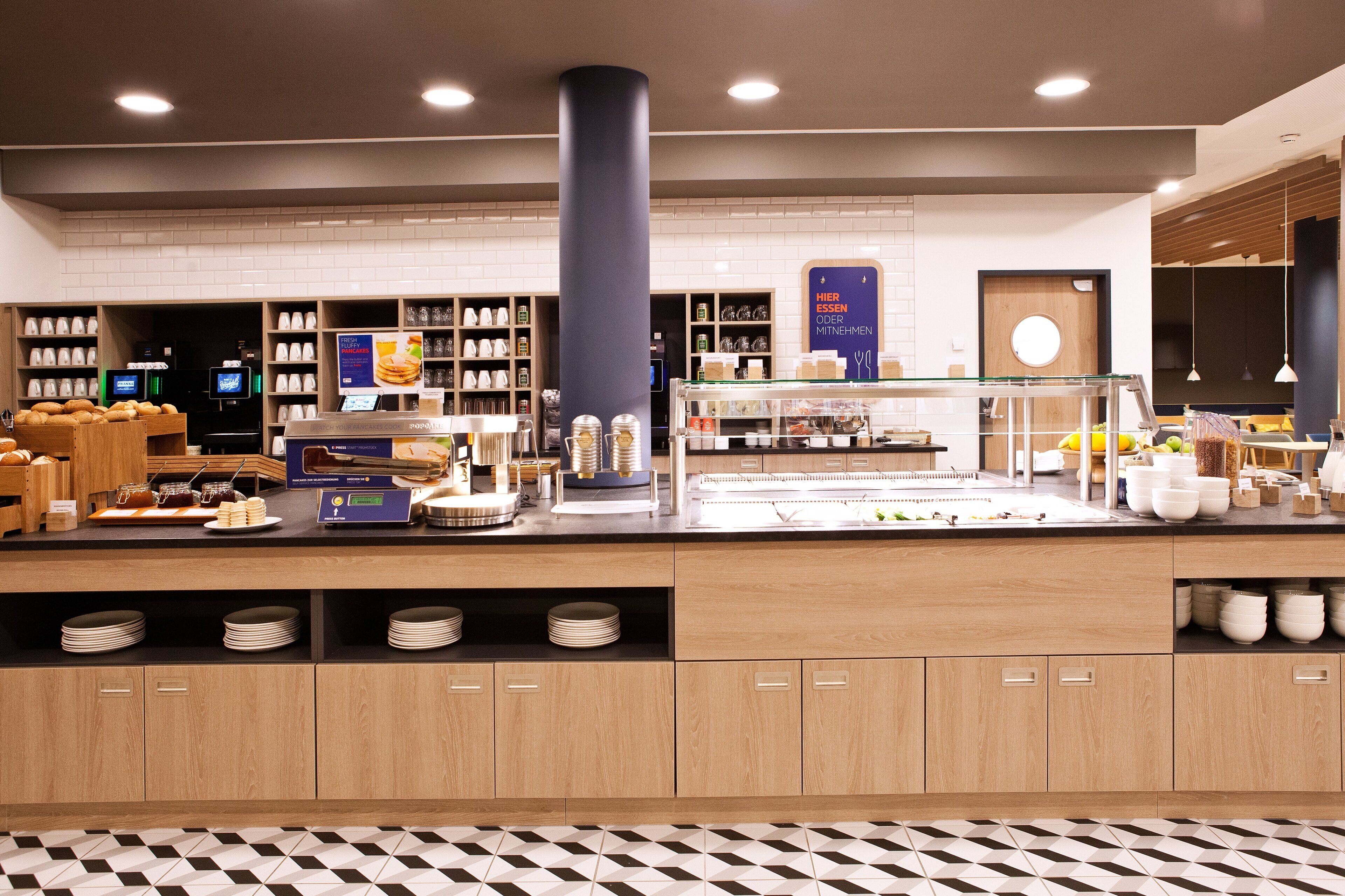 Un café moderno con diversas opciones de comida y bebidas, como pasteles, café y té.