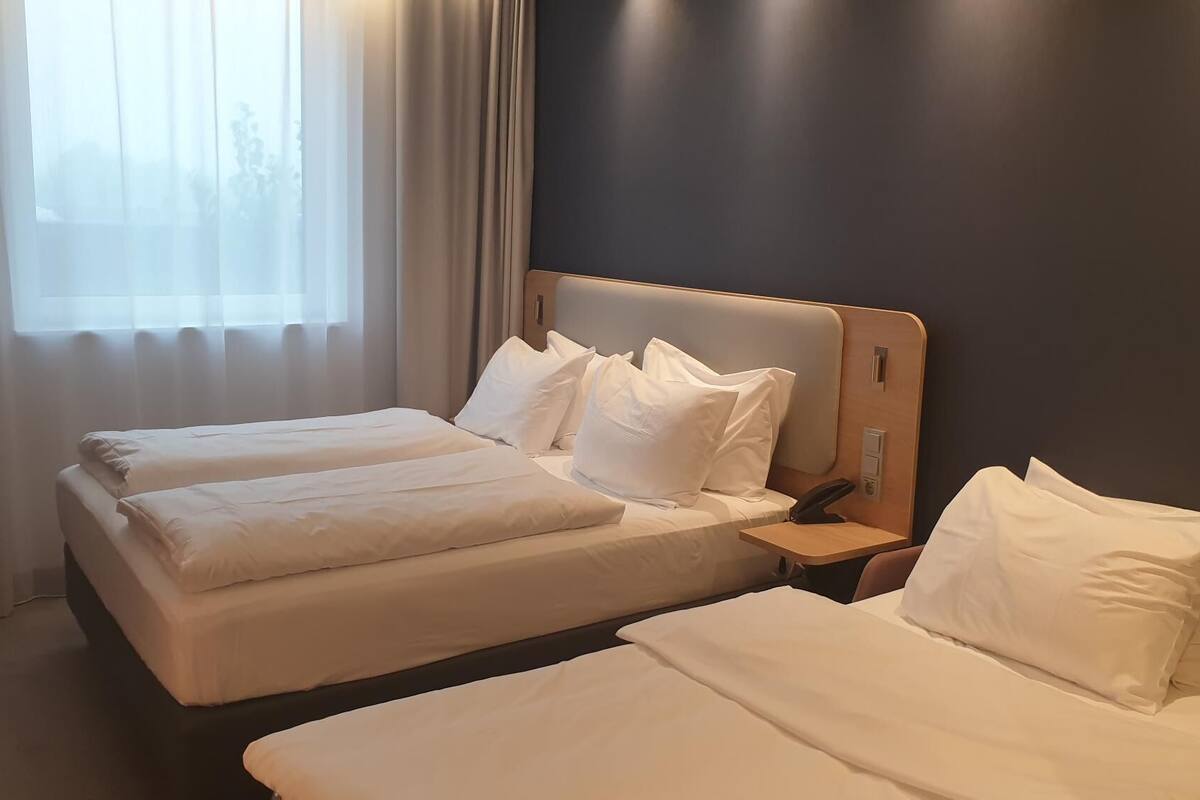 standard room, 1 queen bed with sofa bed (free breakfast) | desk, blackout curtains, soundproofing, iron/ironing board