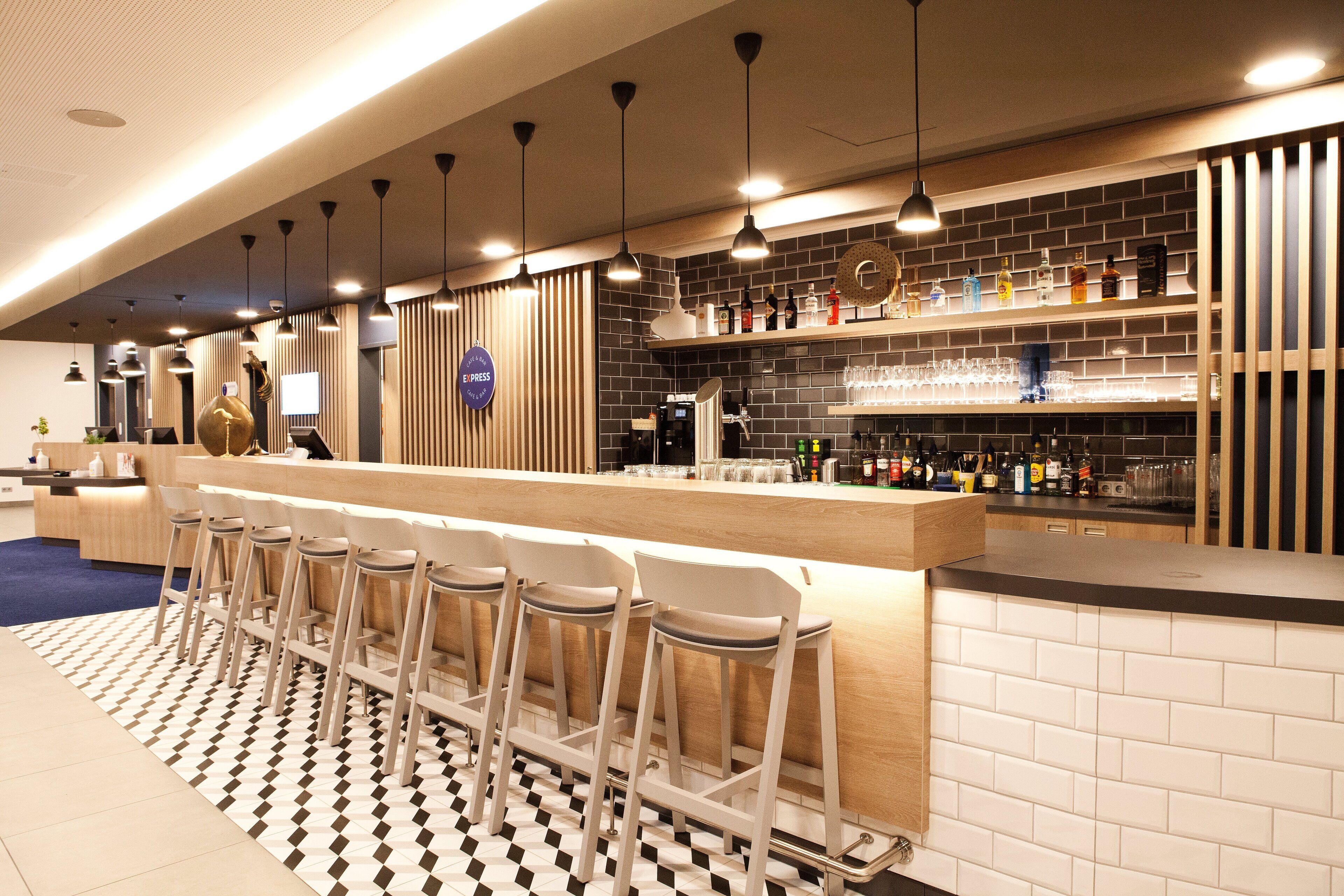 Bar (trong khuôn viên)