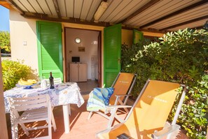 Outdoor dining - Residence La Valdana - 2 room apartment with swimming pool, tennis and parking 1km from the beach (Capoliveri)