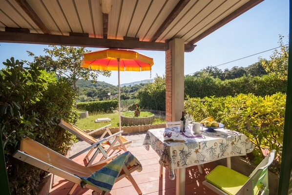 Outdoor dining - Residence La Valdana - 2 room apartment with swimming pool, tennis and parking 1km from the beach (Capoliveri)