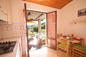 Fridge, stovetop - Residence La Valdana - 2 room apartment with swimming pool, tennis and parking 1km from the beach (Capoliveri)
