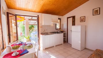 Refrigerador, parrilla de estufa, periquera y toallas de papel