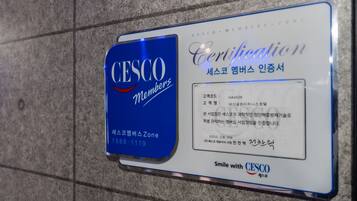 Een blauw en wit bord met de tekst 'CESCO Members' en 'Certificering'.