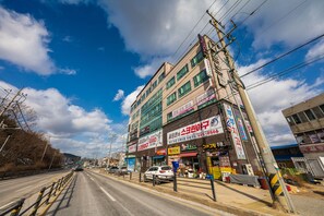 Un edificio comercial de varios pisos con diversas tiendas y letreros.