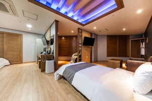 Premium-Dreibettzimmer (Styler + Air Purifier + Massage Chair) | Hochwertige Bettwaren, Daunenbettdecken, kostenlose Minibar