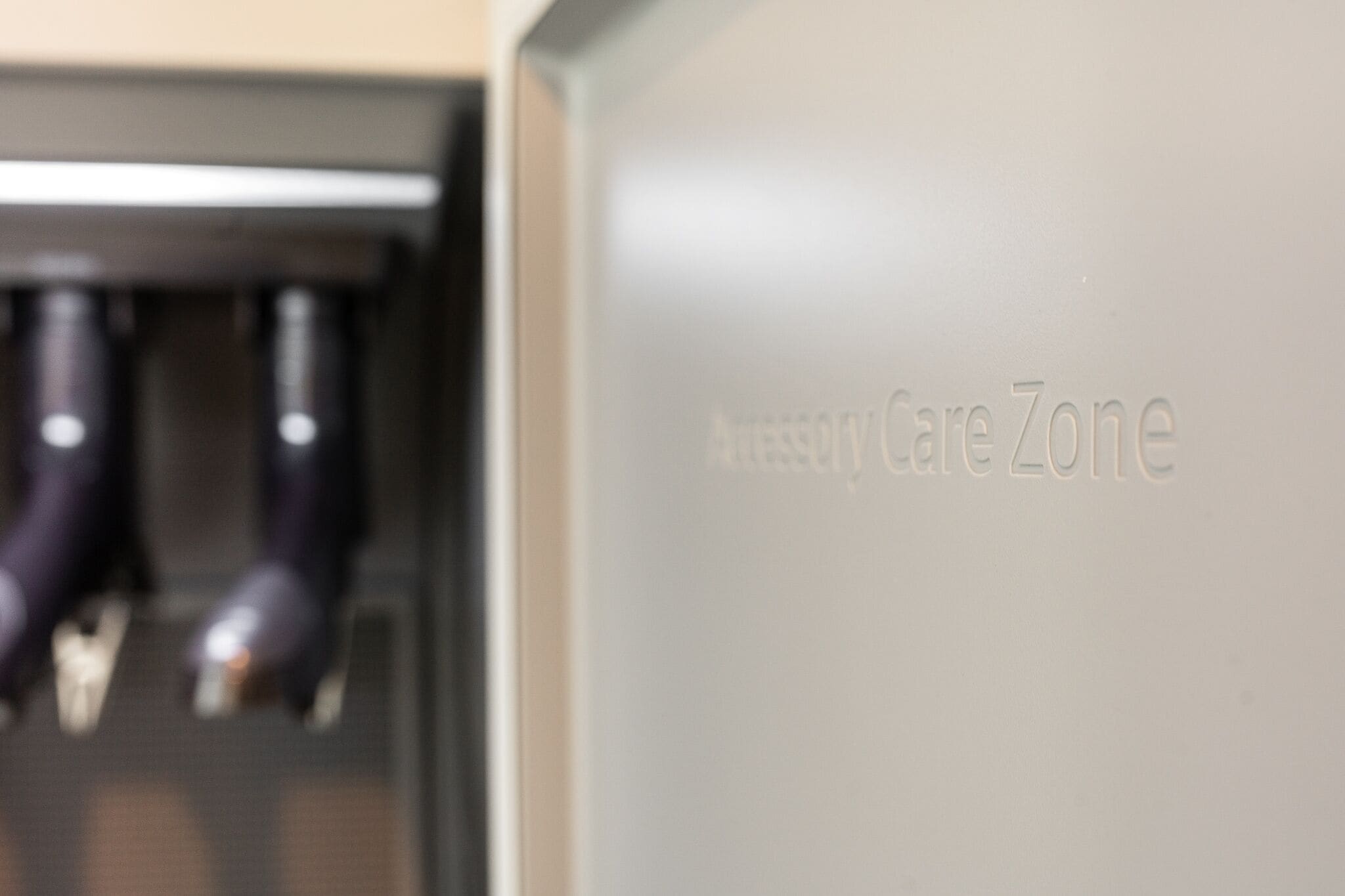 Een metalen oppervlak met de tekst 'Avery Care Zone'.