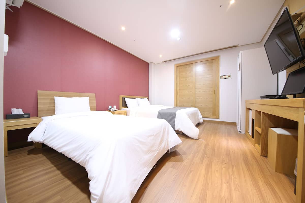Standard Twin Room (Air Purifier + Styler) | 高級寝具、羽毛の掛け布団、ミニバー (無料)、デスク