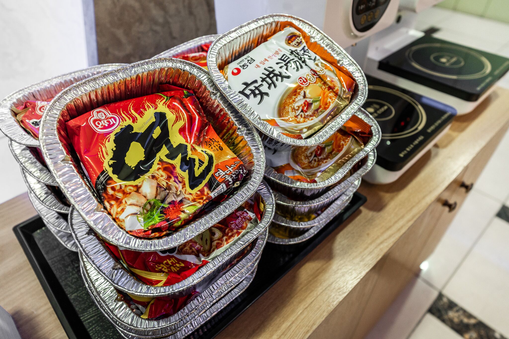 A stack of aluminum foil containers with food packaging.