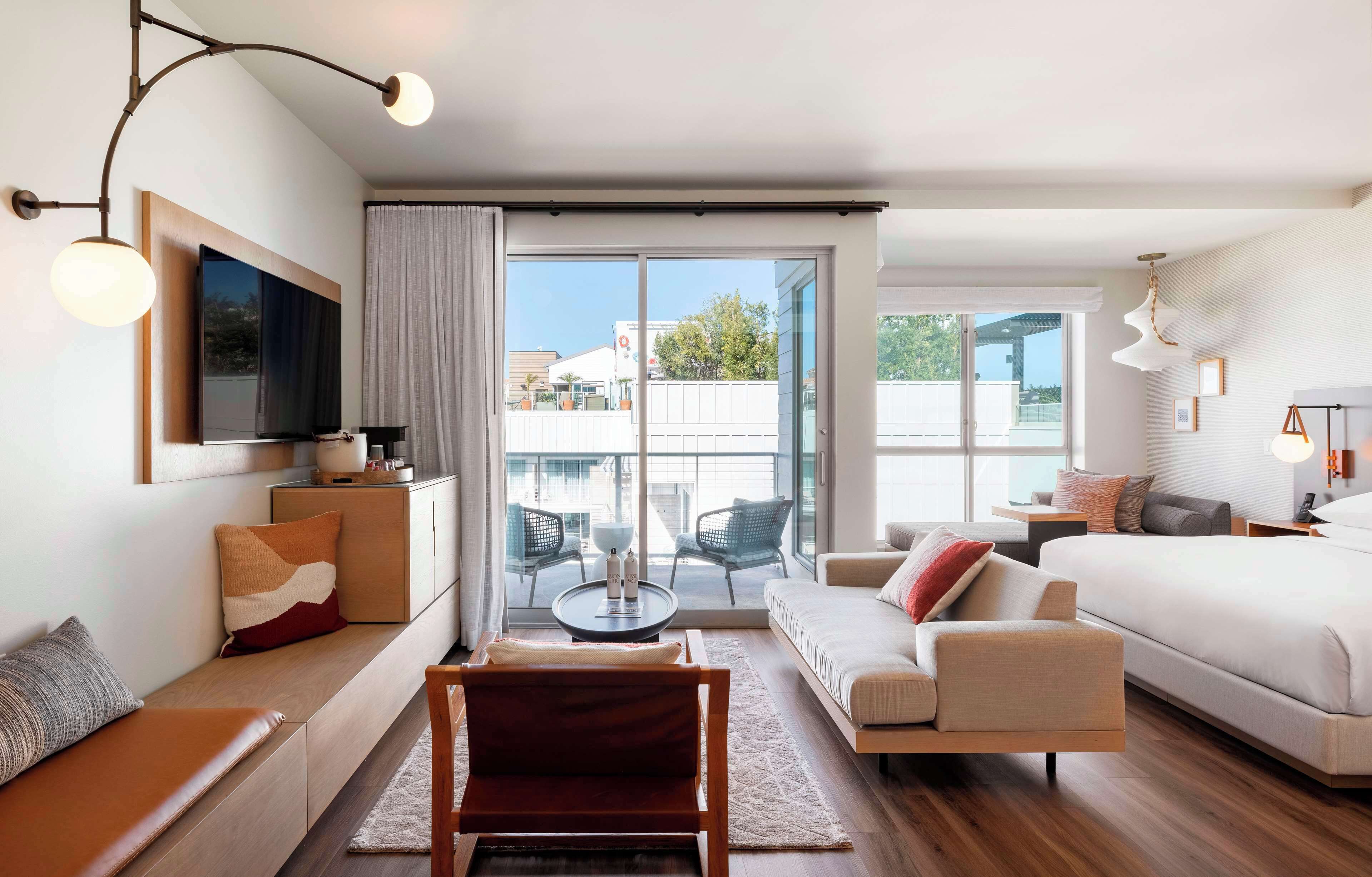 studio, 1 king bed, accessible | premium bedding, minibar, in-room safe, laptop workspace