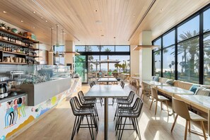 Se ofrece un desayuno completo todos los días (por un coste adicional)