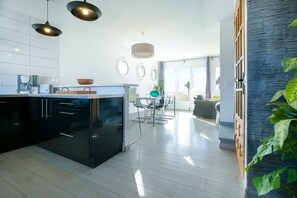 Réfrigérateur, micro-ondes, four, plaque de cuisson