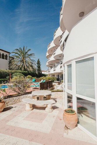 V005 - Cargols de Mar 5, Casa en residencia privada con piscina delante de la playa.