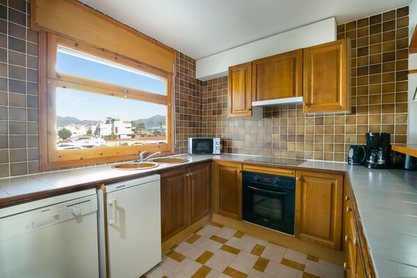 Frigorifero, microonde, forno, piano cottura